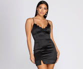 Minikleid aus Satin mit Spitzenbesatz